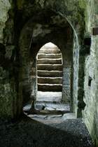 Die Sonne beleuchtet eindrucksvoll die Gnge in den Ruinen von Carew Castle.
(27.04.2010)