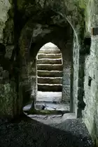 Die Sonne beleuchtet eindrucksvoll die G�nge in den Ruinen von Carew Castle.
(27.04.2010)