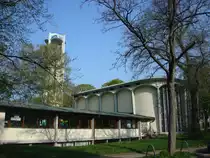 Freiburg im Breisgau,
evangelische Ludwigskirche, 1952-54 in Schalbetonbauweise errichtet,
an Stelle der 1839 hier aufgebauten alten Klosterkirche Tennenbach,
die 1944 dem Bombenterror zum Opfer fiel,
April 2010