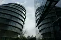 Das Bild ist nicht schief, sondern die Geb�ude die am linken Flussufer der Themse erbaut worden sind. So hat London nun seinen  Turm von Pisa 
(19.04.2010)