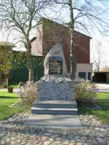 Kriegerdenkmal in Gallin (LWL) an der B 195 [15.04.2010]