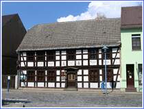 Das lteste Haus im historischen Stadtkern von Uebigau beherbergt natrlich ein Heimatmuseum zur Darstellung der Geschichte des Ackerbrgerstdtchens. Im Hof entstand aus der ehem. Scheune eine Kulturscheune fr verschiedenste Veranstaltungen und dahinter im Garten wurde eine bronzezeitliche Siedlung errichtet. Uebigau, 01.05.06.