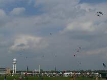 Drachen steigen lassen auf einem ehemaligen Flughafen, das gibt es so wohl nur in Berlin Tempelhof. 9.5.2010