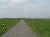 Das Tempelhofer Flughafengeb�ude in seiner gesamten Breite. 9.5.2010