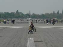 Wo frher Flugzeuge starteten und landeten, spielen nun Kinder. Berlin Tempelhof, 9.5.2010