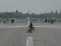 Wo fr�her Flugzeuge starteten und landeten, spielen nun Kinder. Berlin Tempelhof, 9.5.2010