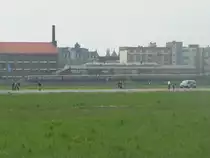 S-Bahn, Polizei und Besucher des neuen Parks Tempelhof. Duie Anfahrt mit �ffentlichen Verkehrsmitteln wurde empfohlen - aussteigen konnte man beispielsweise am S- und U-Bahnhof Tempelhof, am U-Bahnhof Platz der Luftbr�cke oder am U-Bahnhof Boddinstra�e (von dort weiter zur Herrfurthstra�e). 9.5.2010