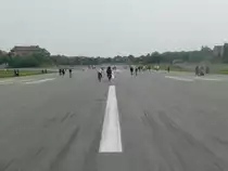 Am Morgen waren die Landebahnen noch vergleichsweise frei. Das Flughafengel�nde ist allerdings so riesig, dass die gesch�tzten 120.000 Besucher auch so immer eine ruhige Ecke finden konnten. 9.5.2010, Berlin Tempelhof