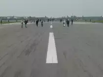 Highspeed - die Abdr�cke der Flugzeug-Fahrwerke vermitteln den Eindruck hoher Geschwindigkeot. 9.5.2010, Berlin Tempelhof