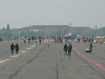 Das Flugfeld des Flughafens Berlin Schnefeld - bevlkert mit Spaziergngern und Freizeitsportlern. 9.5.2010