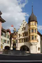 Biel/Bienne, Ring. Ehemaliges Zunfthaus zu Waldleuten, 1561 von Michel Wumard erbaut, sp�tere Umbauten, Fassade mit Treppengiebel 1900 rekonstruiert. Der 1611 aufgestockte Erker blieb weitgehend unver�ndert. Renovation 2003. Vorne Vennerbrunnen mit Renaissances�ule. Bannertr�ger ebenfalls von Wumard, 1557. Aufnahme vom 27. April 2010, 16:49
