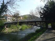 Freiburg im Breisgau, der Mariensteg,
die eiserne Fugngerbrcke mit 35m Spannweite fhrt ber die Dreisam,
wurde 1901 erbaut und 1980 erneuert,
April 2010