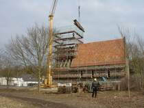 Dieses Bild zeigt die Malchower Kirche.

Diese Kirche ist ein kleiner, rechteckiger, frhgotischer Feldsteinbau; bestehend aus Schiff und gleichbreitem Turm, mit groem Spitzbogen verbunden. Am Ostgiebel befindet sich ein kleines Rundfenster. Die Decke ist glatt verputzt, der Dachstuhl stammt aus dem 18. Jh. 

Der viereckige Pyramidenbretterturm mit kurzem Pyramidendach befand sich in ruinsem Zustand, wurde bereits schon 2004 notgesichert und nun komplett abgetragen. (siehe Bild)

Die Innendecke ist glatt verputzt.
Die Innenausstattung befindet sich auch in sehr schlechtem Zustand. 
So befindet sich eine Kopie des Gemldes  Kreuzabnahme  von Rubens in der benachbarten Gritzer Dorfkirche. Auch der Taufengel im roten Gewand grt zur Zeit die Besucher in der Gritzer Kirche.

Die Malchower Kirche ist die letzte der elf Kirchen des Pfarrsprengels Schnfeld, die nun restauriert wird. ber 40 Jahre wurde in dieser Kirche kein Gottesdienst gehalten und das Bauwerk mutwillig zerstrt. 

Am 13.06.2010 soll die Turmbekrnung stattfinden.

Die Kirche soll nach Fertigsttellung der Bauarbeiten als Austragungsort fr den Internationalen Malchower Kirchenpreis dienen (Kinder- und Jugendmusikwettbewerb). Die ersten beiden jhrlich stattfindenden Wettbewerbe wurden im 1 km benachbarten Gritz durchgefhrt.


