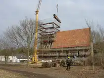 Dieses Bild zeigt die Malchower Kirche.

Diese Kirche ist ein kleiner, rechteckiger, fr�hgotischer Feldsteinbau; bestehend aus Schiff und gleichbreitem Turm, mit gro�em Spitzbogen verbunden. Am Ostgiebel befindet sich ein kleines Rundfenster. Die Decke ist glatt verputzt, der Dachstuhl stammt aus dem 18. Jh. 

Der viereckige Pyramidenbretterturm mit kurzem Pyramidendach befand sich in ruin�sem Zustand, wurde bereits schon 2004 notgesichert und nun komplett abgetragen. (siehe Bild)

Die Innendecke ist glatt verputzt.
Die Innenausstattung befindet sich auch in sehr schlechtem Zustand. 
So befindet sich eine Kopie des Gem�ldes  Kreuzabnahme  von Rubens in der benachbarten G�ritzer Dorfkirche. Auch der Taufengel im roten Gewand gr��t zur Zeit die Besucher in der G�ritzer Kirche.

Die Malchower Kirche ist die letzte der elf Kirchen des Pfarrsprengels Sch�nfeld, die nun restauriert wird. �ber 40 Jahre wurde in dieser Kirche kein Gottesdienst gehalten und das Bauwerk mutwillig zerst�rt. 

Am 13.06.2010 soll die Turmbekr�nung stattfinden.

Die Kirche soll nach Fertigsttellung der Bauarbeiten als Austragungsort f�r den Internationalen Malchower Kirchenpreis dienen (Kinder- und Jugendmusikwettbewerb). Die ersten beiden j�hrlich stattfindenden Wettbewerbe wurden im 1 km benachbarten G�ritz durchgef�hrt.

