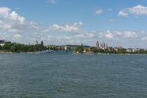 Mainz vom Rhein aus gesehen. Gerade eben haben wir die Stelle passiert, in der der Main in den Rhein flie�t