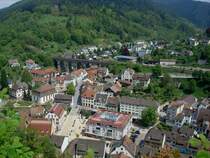 Hornberg im Schwarzwald,
bekannt durch das  Hornberger Schieen ,
Blick von der Burg auf Stadt und Viadukt der Schwarzwaldbahn,
Mai 2010