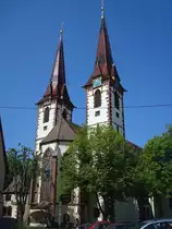 Kenzingen,
die gotische Stadtkirche St.Laurentius geht auf 1275 zur�ck,
die neugotischen Doppelt�rme stammen vom Ende des 19.Jahrhunderts,
Mai 2010