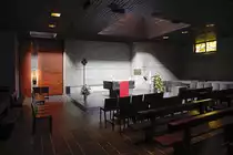 Biel/Bienne, r�m.-kath. Kirche Christ-K�nig. Kapelle, Ansicht Richtung Chor mit Altar sowie Taufstein aus schwarzem Marmor, Tabernakel und Kreuz aus Bronze. Marienstatue links war f�r mehr als 20 Jahre isoliert an der Wand, heute zwischen den neugestalteten rot-br�unlichen Abdeckungen mit Kerzennische. Farbverglaste Fenster ebenfalls viel sp�ter hinzugef�gt: 1988. Sichtbeton hier noch unver�ndert, 23. Mai 2010, 14:41
