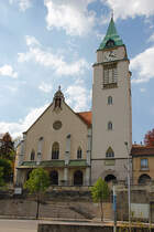 Biel/Bienne, rm.-kath. Kirche St. Marien (Maria Immaculata). Hauptfassade von Sden. 1926-29 von Adolf Gaudy in den Hang gestaffelte neugotische Doppelkirche mit markantem Glockenturm, unter Einbezug der Frontturmkirche 1867-70 von Wilhelm Keller. Aufnahme vom 27. April 2010, 16:05