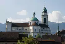 Solothurn, St. Ursenkathedrale, auch Kathedrale St. Urs und Viktor. Bedeutendes Bauwerk des Fr�hklassizismus in der Schweiz. Dreikonchenbasilika mit Vierungskuppel, 1762 von Gaetano Matteo Pisoni von Ascona begonnen und 1773 von seinem Neffen Paolo Antonio Pisoni vollendet. Nach Vorbild r�m. Kirchen aus der Zeit um 1600. Nordturm rechts 66 m hoch, Hochbarock. 1828 zur Bischofskirche des nach Solothurn umgezogenen Bistums Basel erhoben. Aufnahme von S�den, 23. Mai 2010, 18:14