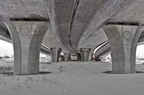 wie der Rgenzubringer in Stralsund von oben aussieht, kennen ja schon viele Autofahrer
so sieht er mal von unten aus, 03.02.2010