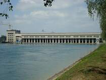Kembs am Rhein,
das Kraftwerk flussabwrts unweit von Basel,
hier die Einstrmseite, besteht seit 1932,
Mai 2010
