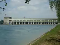 Kembs am Rhein,
das Kraftwerk flussabw�rts unweit von Basel,
hier die Einstr�mseite, besteht seit 1932,
Mai 2010