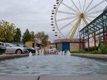 Friedrich Wilke Platz mit Wasserspiele und Riesenrad (Teilansicht) und Werbeblock,  775 Jahre Stadtrecht Guben/Gubin , 03.06.10