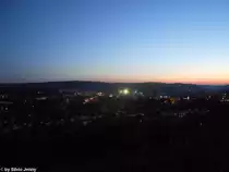 Winti by Night... resp. spter Dmmerung... Die Sonne strahlt zwar noch den Himmel an, aber in der Stadt brennen schon die Lichter. Ebenfalls findet ein Fussballspiel auf der Schtzenwiese statt, so dass die Stadionbeleuchtung zu sehen ist. Bumli 4.6.2010