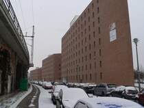 Moabiter Werder mit den Abgeordnetenwohnungen, Blick auf die Stadtbahn. Im Sommer lockern B�ume die Atmosph�re etwas auf. 11.2.2007