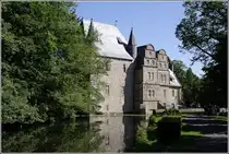 Bissendorf. Der Ursprung der Schelenburg bei Schledehausen reicht ins 11. Jahrhundert zur�ck. Der gotische Wehrturm (links) hat 2,5 m dicke Mauern. 05.06.2010