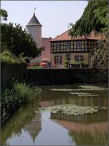 Bad Essen. Der Taubenturm von Schloss Hnnefeld wurde 1710 nach franzsischen Vorbild errichtet. Daneben ist das Cafe Alte Rentei zu sehen.06.06.2010