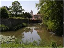 Bad Essen. Wassergrben spielen auch bei Schloss Hnnefeld ein groe Rolle. 06.06.2010