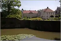 Bad Essen. Das Herrenhaus von Schloss H�nnefeld im Osnabr�cker Land wurde zu Beginn des 17. Jahrhunderts errichtet. Der S�dfl�gel Mitte des 17. Jahrhunderts. Fr�here Bauten, die bis ins 12. Jahrhundert zur�ckreichten, wurden im 16. Jahrhundert abgetragen. 06.06.2010