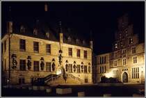 Osnabr�cks gute Stube bei Nacht. Rechts die Stadtwaage und links das Rathaus, in dem 1648 der Westf�lische Friede zur Beendigung des 30-j�hrigen Krieges geschlossen wurde - ebenso wie in M�nster. Scan eines Dias aus den 70er Jahren. Dia damals modernen Waschbetonk�bel sind inzwischen wieder entfernt.