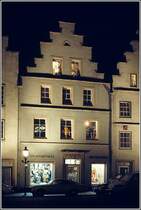 Typisch fr die Huser am Osnabrcker Marktplatz sind die Treppengiebel. Nach ihrer weitgehenden Zerstrung durch Bombenangriffe im 2. Weltkrieg wurden sie wieder errichtet. Scan eines Dias aus den 1970er Jahren.