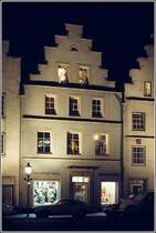 Typisch f�r die H�user am Osnabr�cker Marktplatz sind die Treppengiebel. Nach ihrer weitgehenden Zerst�rung durch Bombenangriffe im 2. Weltkrieg wurden sie wieder errichtet. Scan eines Dias aus den 1970er Jahren.