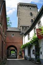 Rheintor von der Rheinstrasse aus gesehen in Zons am Rhein (Zollfeste) - 07.06.2010