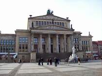 Gendarmenmarkt, ehem. Schauspielhaus, heute Konzerthaus, 1818-21 nach Plnen von K. F. Schinkel von C. G. Langhans erbaut, nach Kriegsbeschdigung 1976-84 originalgetreu wieder aufgebaut (17.02.2007)