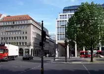 Unter den Linden/Ecke Friedrichstrae, einstmals eine der bekanntesten Straenkreuzungen Berlins, heute wieder weltstdtisch (06.06.2009)