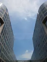 Blick in den blauen Berliner Himmel zwischen den Trmen des Bundes-Innenministeriums im Juni 2010.