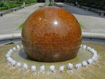 Eine sich im Wasser drehende Steinkugel vor dem Bundes-Innenmisterium in Berlin-Moabit. Juni 2010.