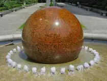 Eine sich im Wasser drehende Steinkugel vor dem Bundes-Innenmisterium in Berlin-Moabit. Juni 2010.