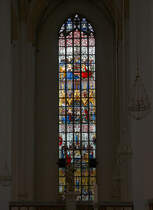 Mnchen, Dom zu Unserer Lieben Frau. Scharfzandtfenster in der Chorhauptkapelle, benannt nach dem Stifter Wilhelm Scharfzandt. Glasmalerarbeit aus der Werkstatt Hemmels in Strassburg, 1488-1493. Aufnahme vom 18. Juni 2010, 15:22