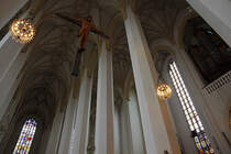 Mnchen, Dom zu Unserer Lieben Frau. Teil Mittelschiff und sdliches Seitenschiff mit monumentalem Chorbogenkreuz, 1954 von Josef Henselmann. Aufnahme vom 18. Juni 2010, 15:33