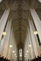 Mnchen, Dom zu Unserer Lieben Frau. Hallenkirche mit hohen Achteckpfeilern und sptgotischem (re-gotisiertem) Sterngewlbe, 31 m hoch. Mittelschiff nach Osten. Aufnahme vom 18. Juni 2010, 15:10