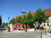 Grevesmhlen; August-Bebel-Strae. Ein schner Platz, wenn das baufllige Haus im Hintergrund nicht wre, um sich auszuruhen oder ein leckeres Eis zu sich zu nehmen. 16.06.2010