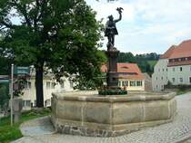 Lauenstein im Osterzgebirge,
der  Falknerbrunnen  wurde 1912 auf dem Marktplatz errichtet,
Juni 2010