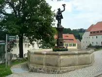 Lauenstein im Osterzgebirge,
der  Falknerbrunnen  wurde 1912 auf dem Marktplatz errichtet,
Juni 2010
