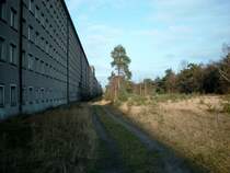 Einige der 8 Geb�udekomplexe sind bereits abgerissen. Hier sieht man einen erhaltenen. Man kann das Gel�nde begehen, u.a. wenn man zum Ostseestrand m�chte geht man durch einen der vielen Durchg�nge. Dezember 2003
